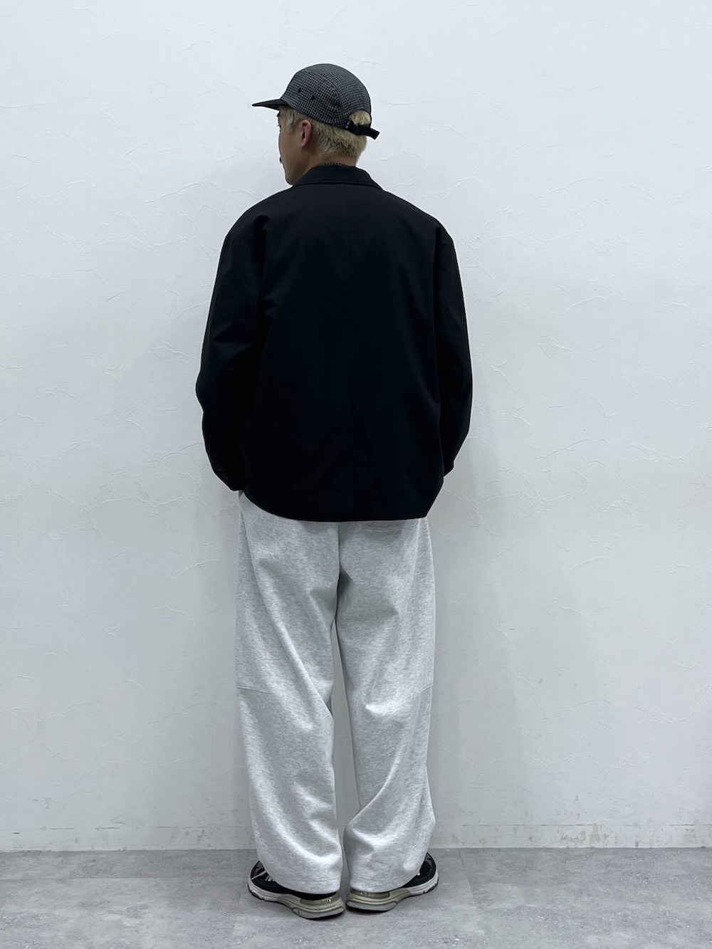 ブラック系のテーラードジャケット、ブラック系のシャツ/ブラウス、グレー系のスウェットパンツを着用したメンズの冬コーディネートの3枚目の写真