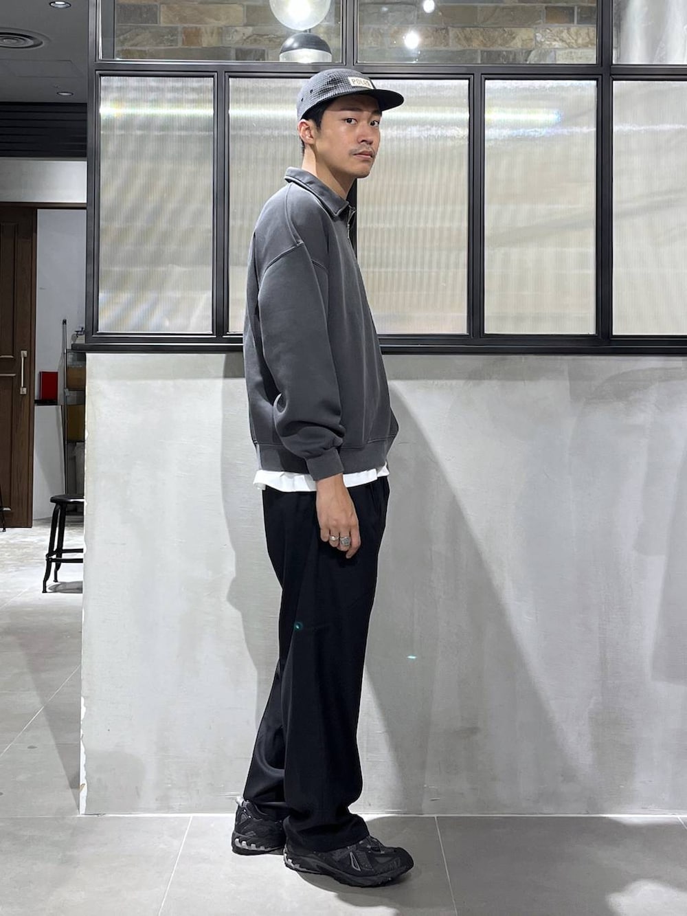 ブラック系のスラックス、ホワイト系のTシャツ/カットソー、グレー系のスウェットを着用したメンズの秋コーディネートの2枚目の写真