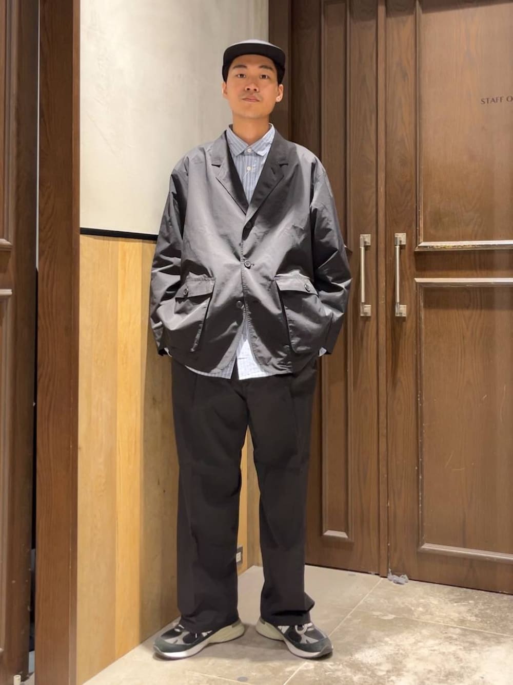 ブルー系のシャツ/ブラウス、ブラック系のスラックス、ブラック系のカバーオールを着用したメンズの夏コーディネートの9枚目の写真