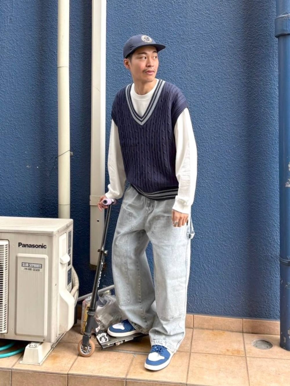 「ストリート、ゆったり、休日コーデ、カジュアル、高触感、ウォッシャブル、ワイドパンツ、RAGEBLUE、カジュアルコーデ、ニットベスト、ニット、ロンT、デニムパンツ、春コーデ、レイヤードスタイル」｜「RAGEBLUEのピグメント/ワンポイント刺繍ミニ裏毛スウェット（スウェット、ホワイト系）」を使った、ゆたろさん（メンズ・180cm）の春コーディネートの5枚目の写真