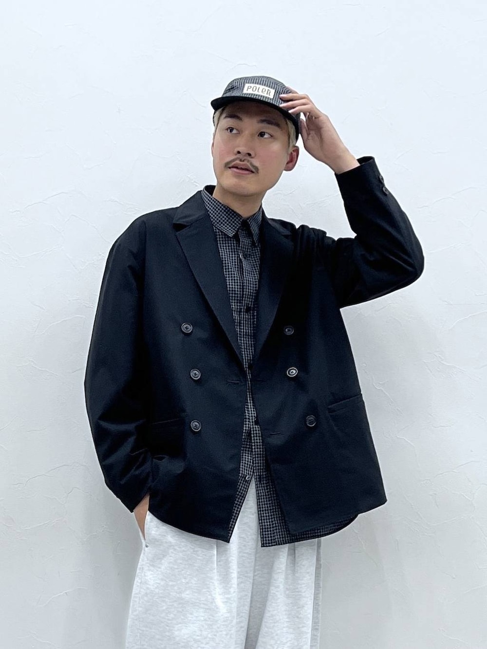 ブラック系のテーラードジャケット、ブラック系のシャツ/ブラウス、グレー系のスウェットパンツを着用したメンズの冬コーディネートの4枚目の写真