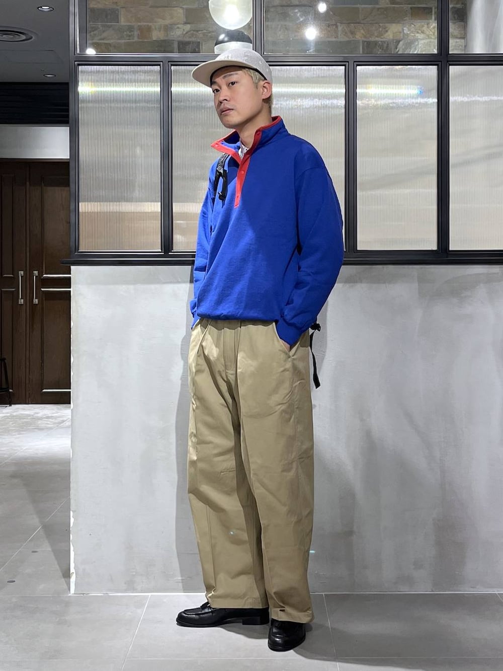 ホワイト系のシャツ/ブラウス、ブルー系のスウェット、ベージュ系のチノパンツを着用したメンズの冬コーディネートの6枚目の写真