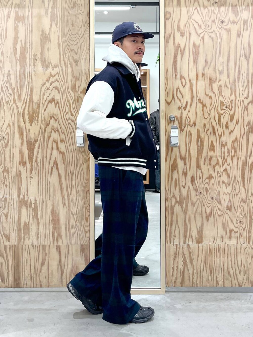 「シワ軽減、ストリート、アウトドア、ゆったり、休日コーデ、カジュアル、高触感、ウォッシャブル、ワイドパンツ、RAGEBLUE、カジュアルコーデ、ブルゾン、パーカー、スウェット、スラックス」｜「RAGEBLUEの【WOOLLYTEC/ウーリーテック】ロゴワッペン/オーバーサイズスタジャン（スタジャン、ブルー系）」を使った、ゆたろさん（メンズ・179cm）の冬コーディネートの2枚目の写真