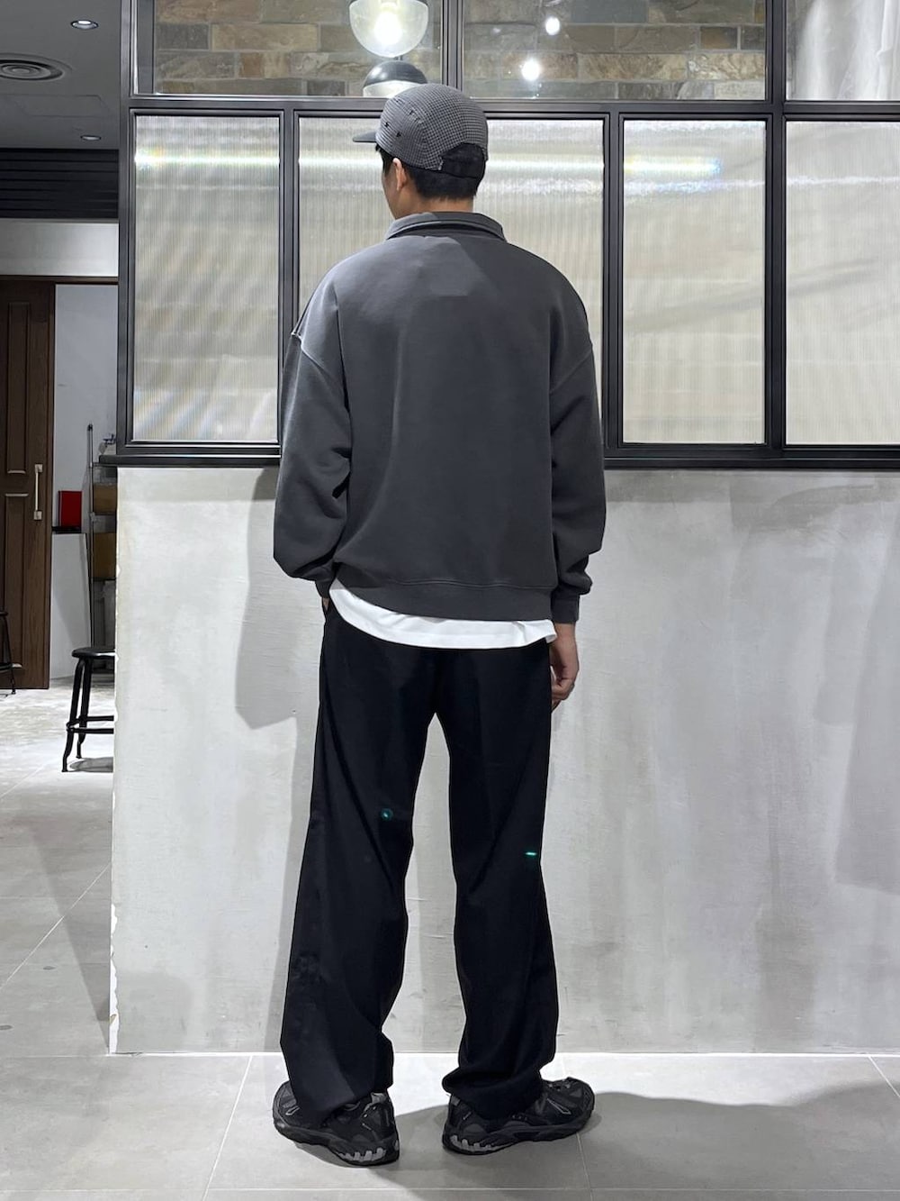 ブラック系のスラックス、ホワイト系のTシャツ/カットソー、グレー系のスウェットを着用したメンズの秋コーディネートの3枚目の写真