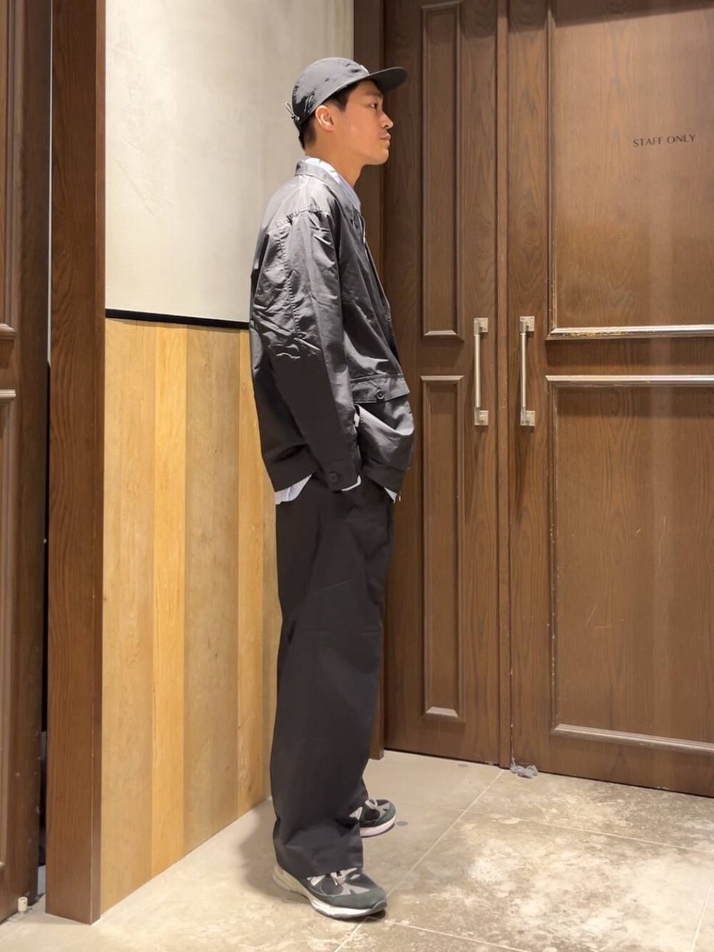 ブルー系のシャツ/ブラウス、ブラック系のスラックス、ブラック系のカバーオールを着用したメンズの夏コーディネートの2枚目の写真