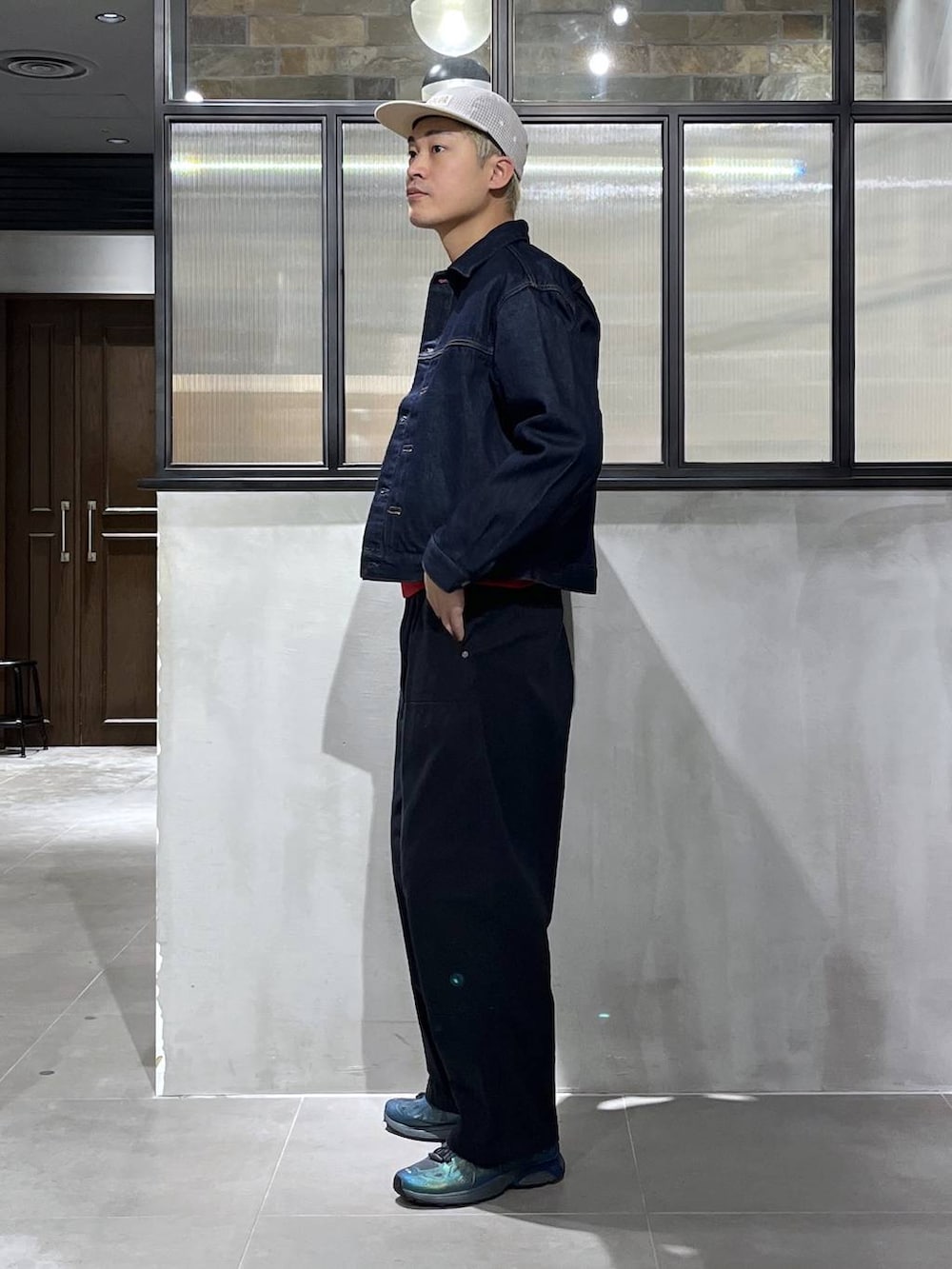 ブルー系のデニムジャケット、その他のデニムパンツ、レッド系のスウェットを着用したメンズの冬コーディネートの2枚目の写真