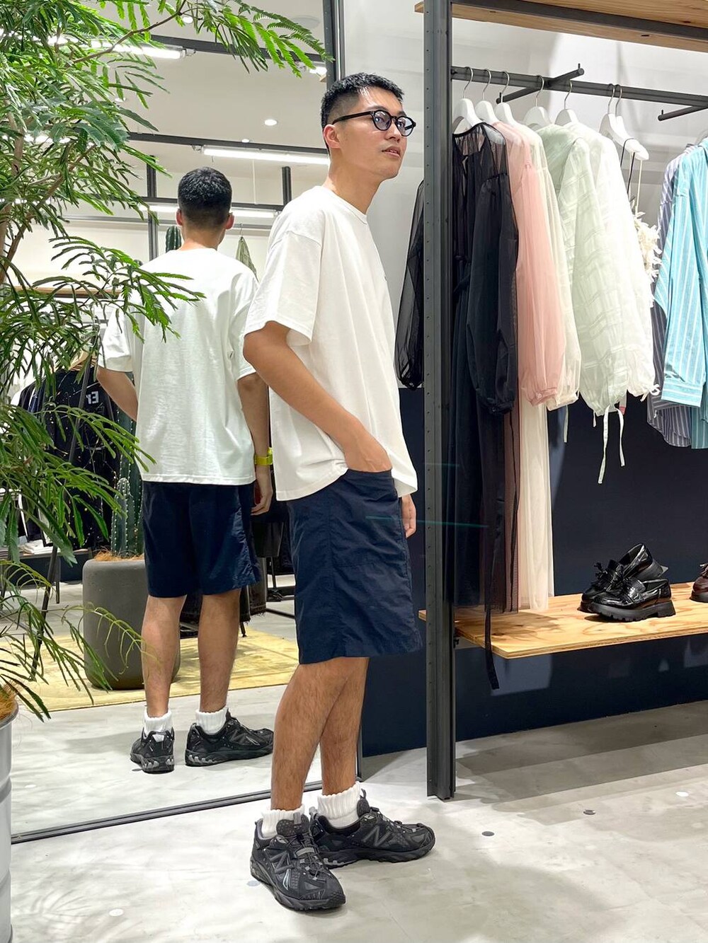 ホワイト系のTシャツ/カットソー、ブルー系のその他パンツ、その他のサングラスを着用したメンズの夏コーディネートの2枚目の写真