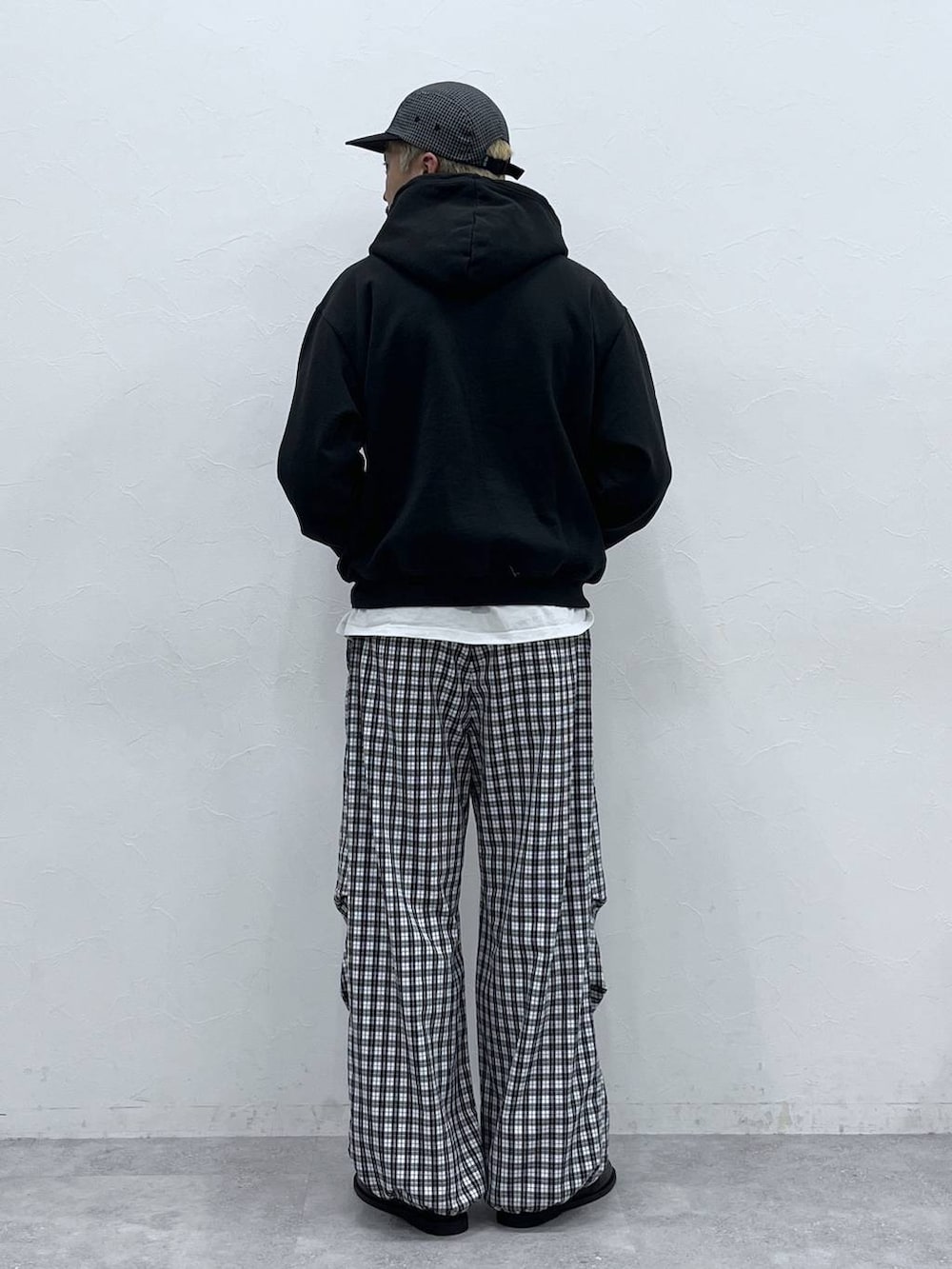 ホワイト系のTシャツ/カットソー、ブラック系のパーカー、ブラック系のモカシン/デッキシューズを着用したメンズの冬コーディネートの4枚目の写真