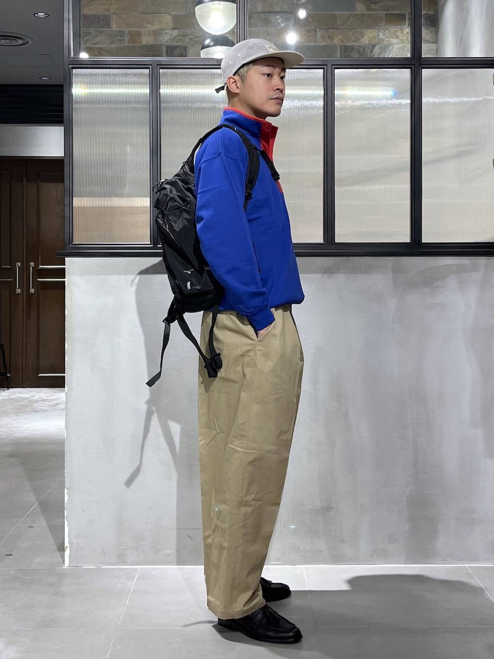 ホワイト系のシャツ/ブラウス、ブルー系のスウェット、ベージュ系のチノパンツを着用したメンズの冬コーディネートの3枚目の写真