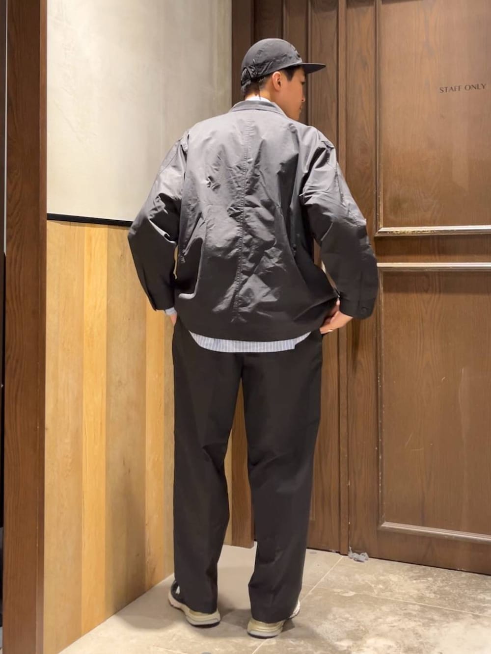 ブルー系のシャツ/ブラウス、ブラック系のスラックス、ブラック系のカバーオールを着用したメンズの夏コーディネートの3枚目の写真