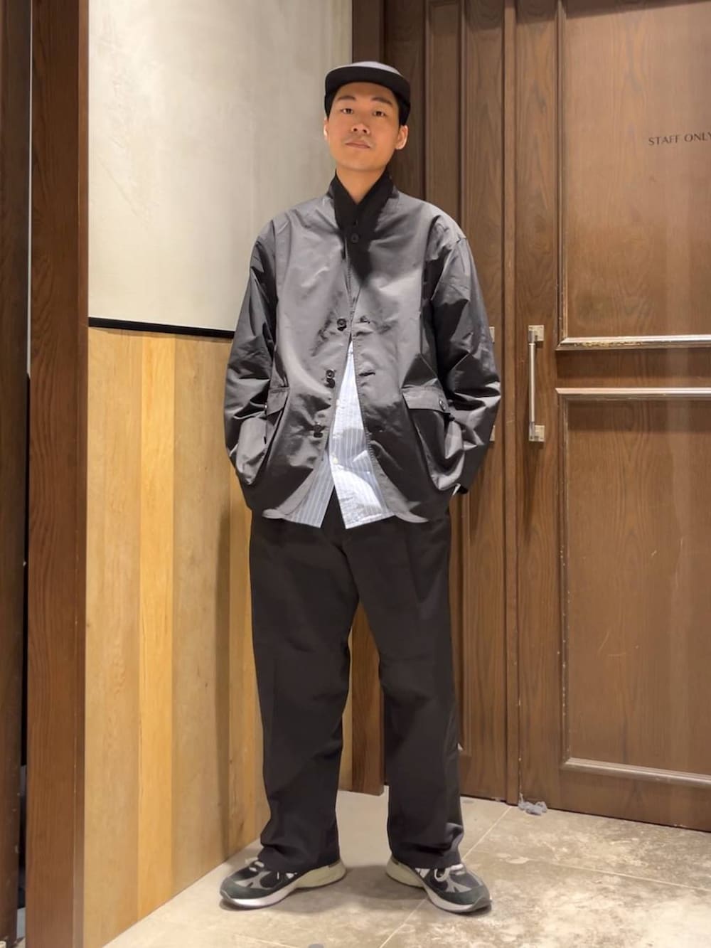 ブルー系のシャツ/ブラウス、ブラック系のスラックス、ブラック系のカバーオールを着用したメンズの夏コーディネートの7枚目の写真