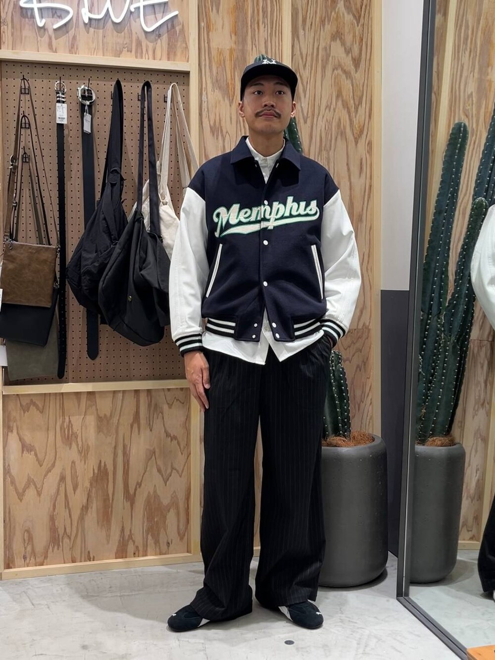 「ストリート、アウトドア、ゆったり、休日コーデ、カジュアル、高触感、シワ軽減、ウォッシャブル、ワイドパンツ、RAGEBLUE、カジュアルコーデ、ブルゾン、キャップ、シャツ、スポーティ」｜「RAGEBLUEの【WOOLLYTEC/ウーリーテック】ロゴワッペン/オーバーサイズスタジャン（スタジャン、ブルー系）」を使った、ゆたろさん（メンズ・179cm）の秋コーディネートの5枚目の写真