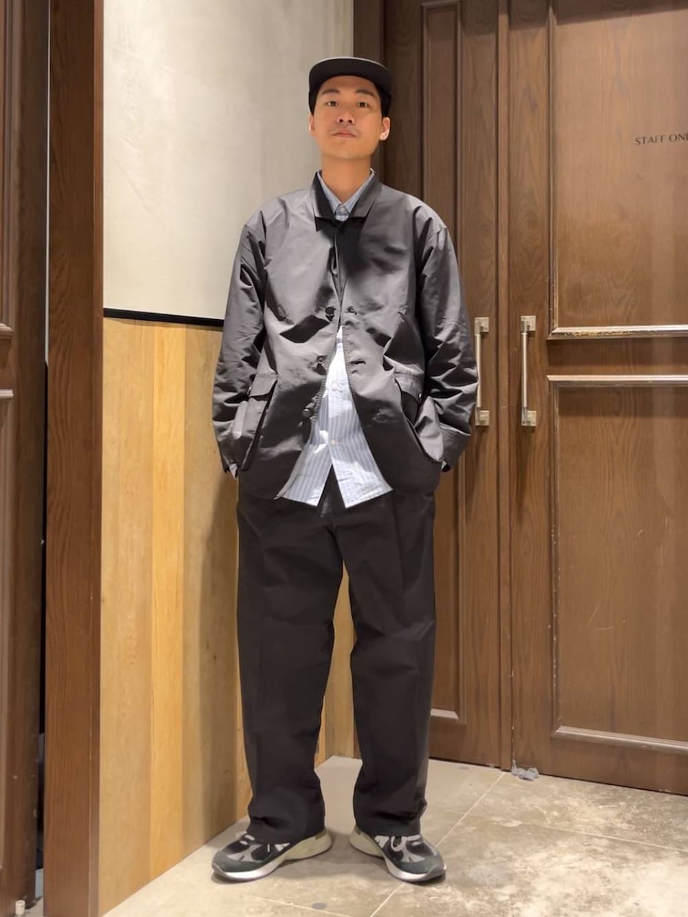 ブルー系のシャツ/ブラウス、ブラック系のスラックス、ブラック系のカバーオールを着用したメンズの夏コーディネートの8枚目の写真