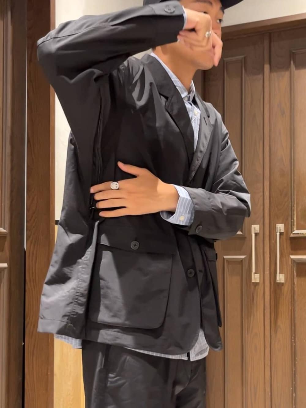 ブルー系のシャツ/ブラウス、ブラック系のスラックス、ブラック系のカバーオールを着用したメンズの夏コーディネートの5枚目の写真