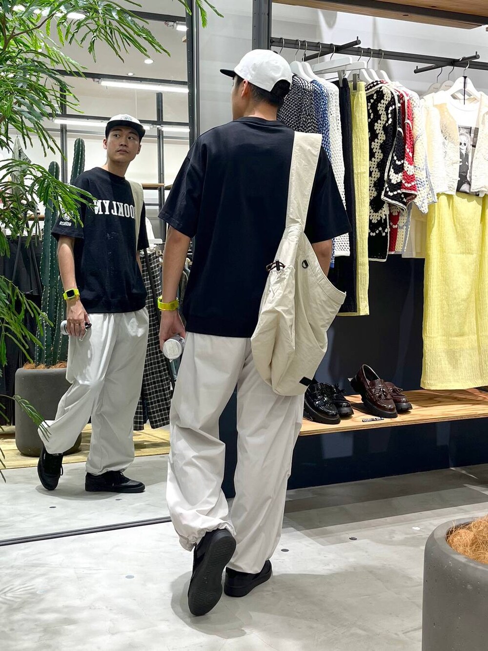 「Tシャツ、バッグ、ストリート、アウトドア、ゆったり、休日コーデ、カジュアル、高触感、シワ軽減、ウォッシャブル、ワイドパンツ、RAGEBLUE、バルーンパンツ_RAGEBLUE、カジュアルコーデ、キャップ」｜「RAGEBLUEの【TONY HAWK/トニーホーク】サークルロゴキャップ（キャップ、ブラック系）」を使った、ゆたろさん（メンズ・179cm）の夏コーディネートの3枚目の写真