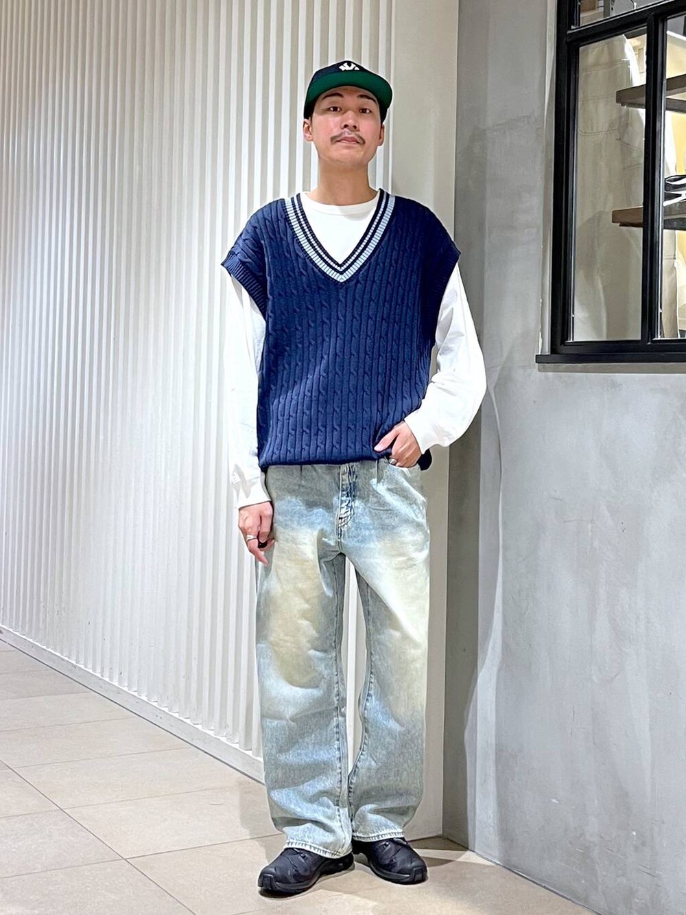「ストリート、ゆったり、休日コーデ、カジュアル、高触感、シワ軽減、ウォッシャブル、ワイドパンツ、RAGEBLUE、カジュアルコーデ、キャップ、ニット、ニットベスト、ロンT、デニムパンツ」｜「NEW ERAの【NEW ERA/ニューエラ】RC950/MLB CAP（キャップ、ブルー系）」を使った、ゆたろさん（メンズ・180cm）の春コーディネートの4枚目の写真