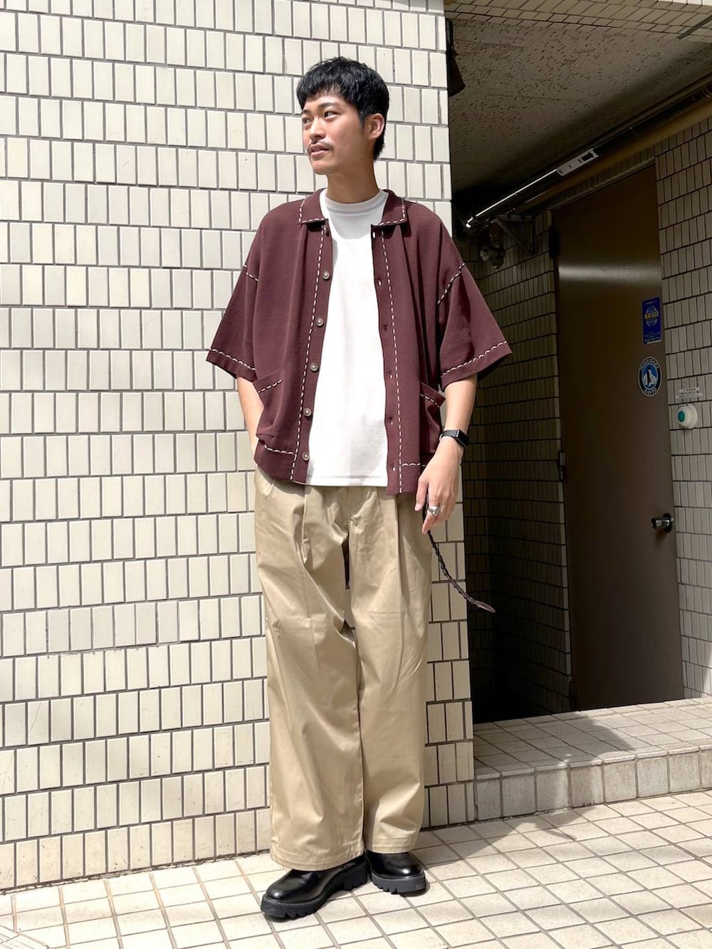 「ストリート、ゆったり、休日コーデ、カジュアル、高触感、シワ軽減、ウォッシャブル、ワイドパンツ、RAGEBLUE、バルーンパンツ_RAGEBLUE、カジュアルコーデ、カーディガン、Tシャツ、チノパン、ベルト」｜「RAGEBLUEのシンセティックレザー/ロングメッシュベルト（ベルト、ブラウン系）」を使った、ゆたろさん（メンズ・180cm）の春コーディネートの4枚目の写真