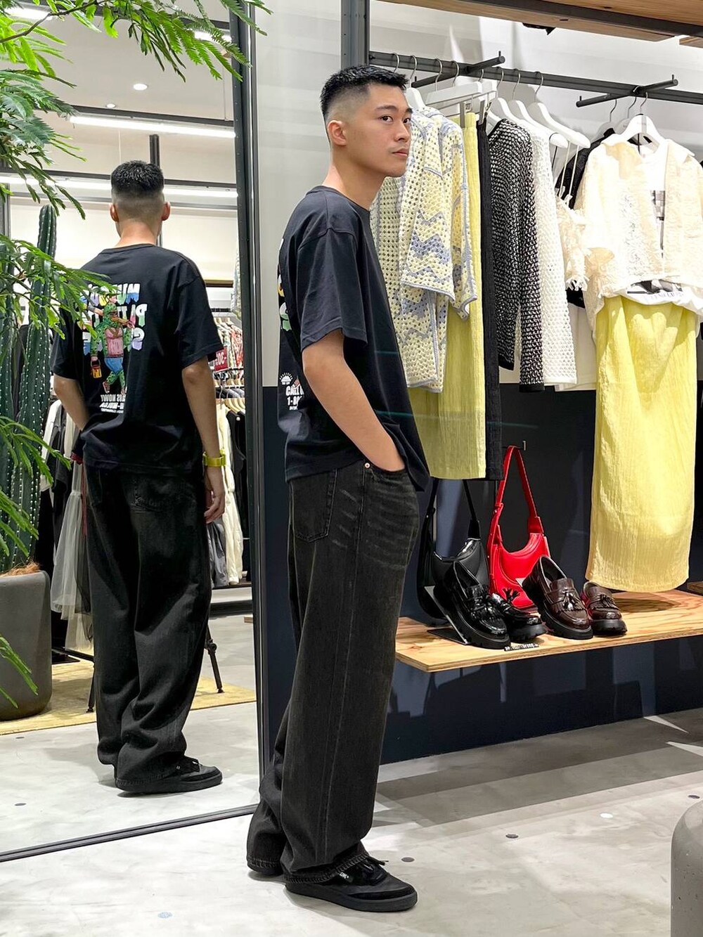 グレー系のデニムパンツ、ブラック系のTシャツ/カットソーを着用したメンズの夏コーディネートの2枚目の写真