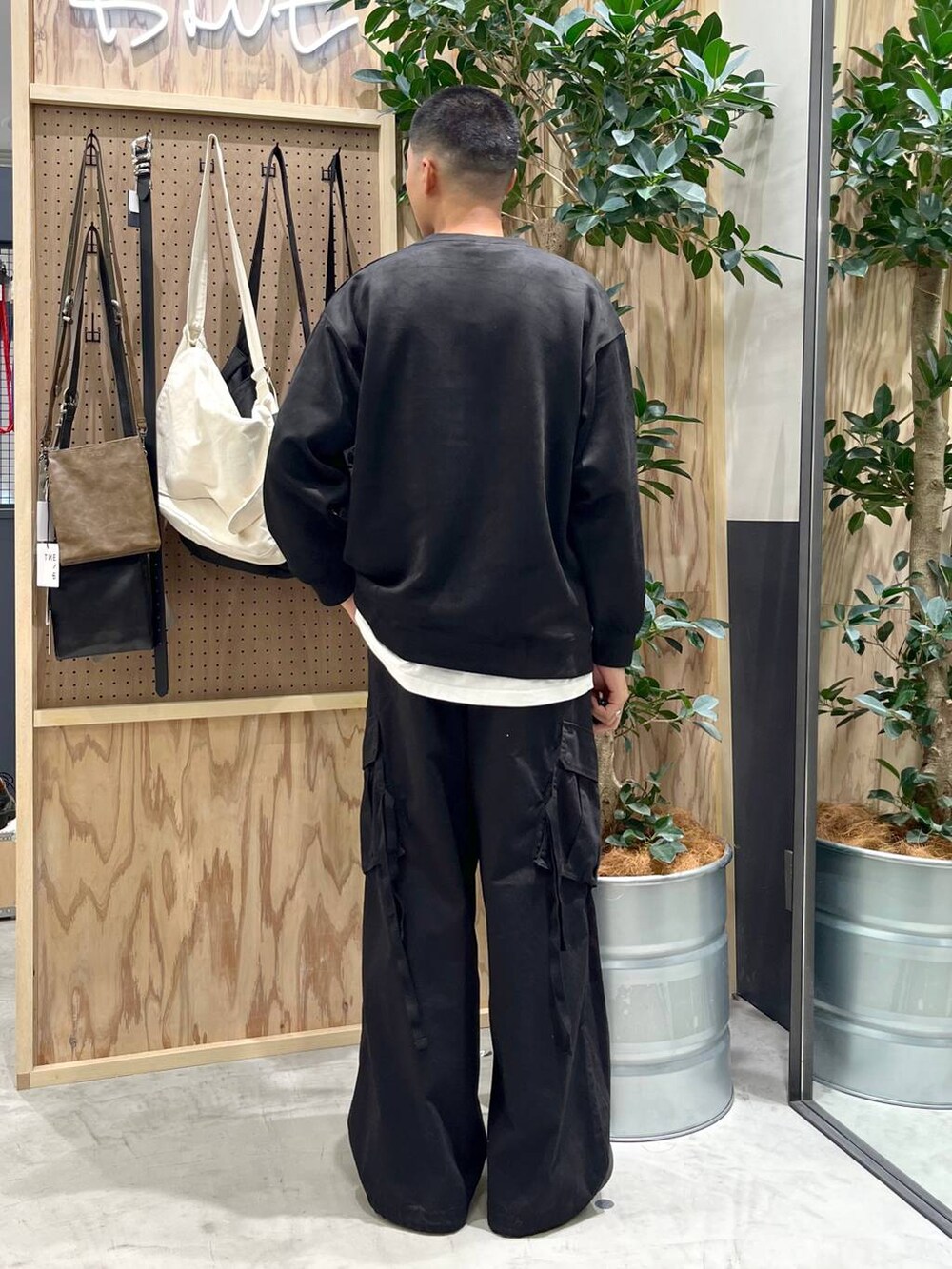 ブラック系のカーゴパンツ、ホワイト系のTシャツ/カットソー、ブラック系のスウェットを着用したメンズの秋コーディネートの3枚目の写真