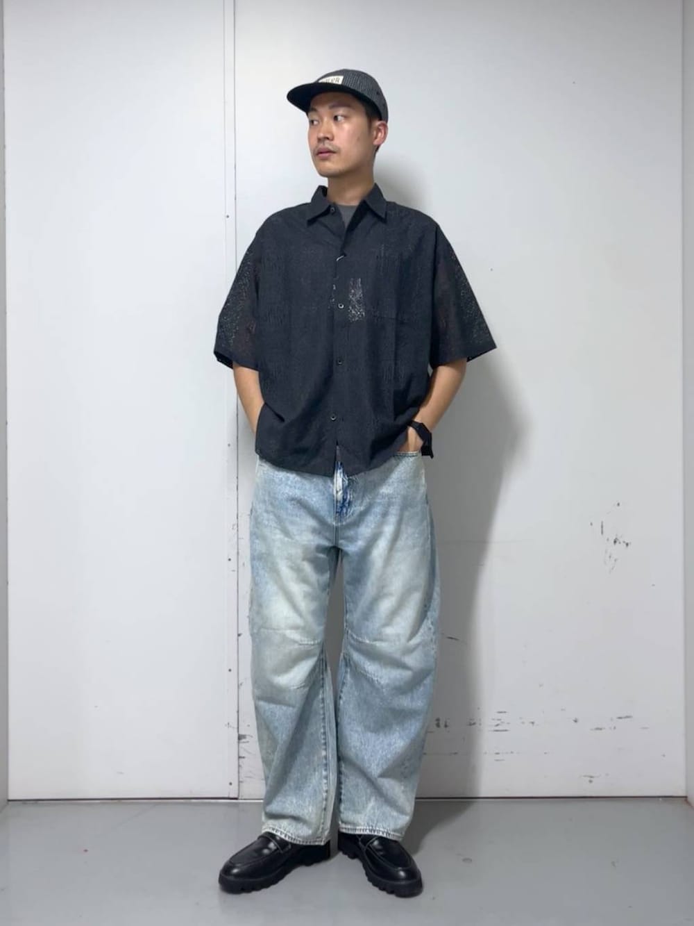 「ストリート、アウトドア、ゆったり、休日コーデ、カジュアル、高触感、シワ軽減、ウォッシャブル、ワイドパンツ、RAGEBLUE、バルーンパンツ_RAGEBLUE、カジュアルコーデ、レースアップシューズ、シャツ、タンクトップ」｜「RAGEBLUEのシンセティックレザー/アソートシャークソールレザードレスシューズ（ドレスシューズ、ブラック系）」を使った、ゆたろさん（メンズ・180cm）の春コーディネートの4枚目の写真