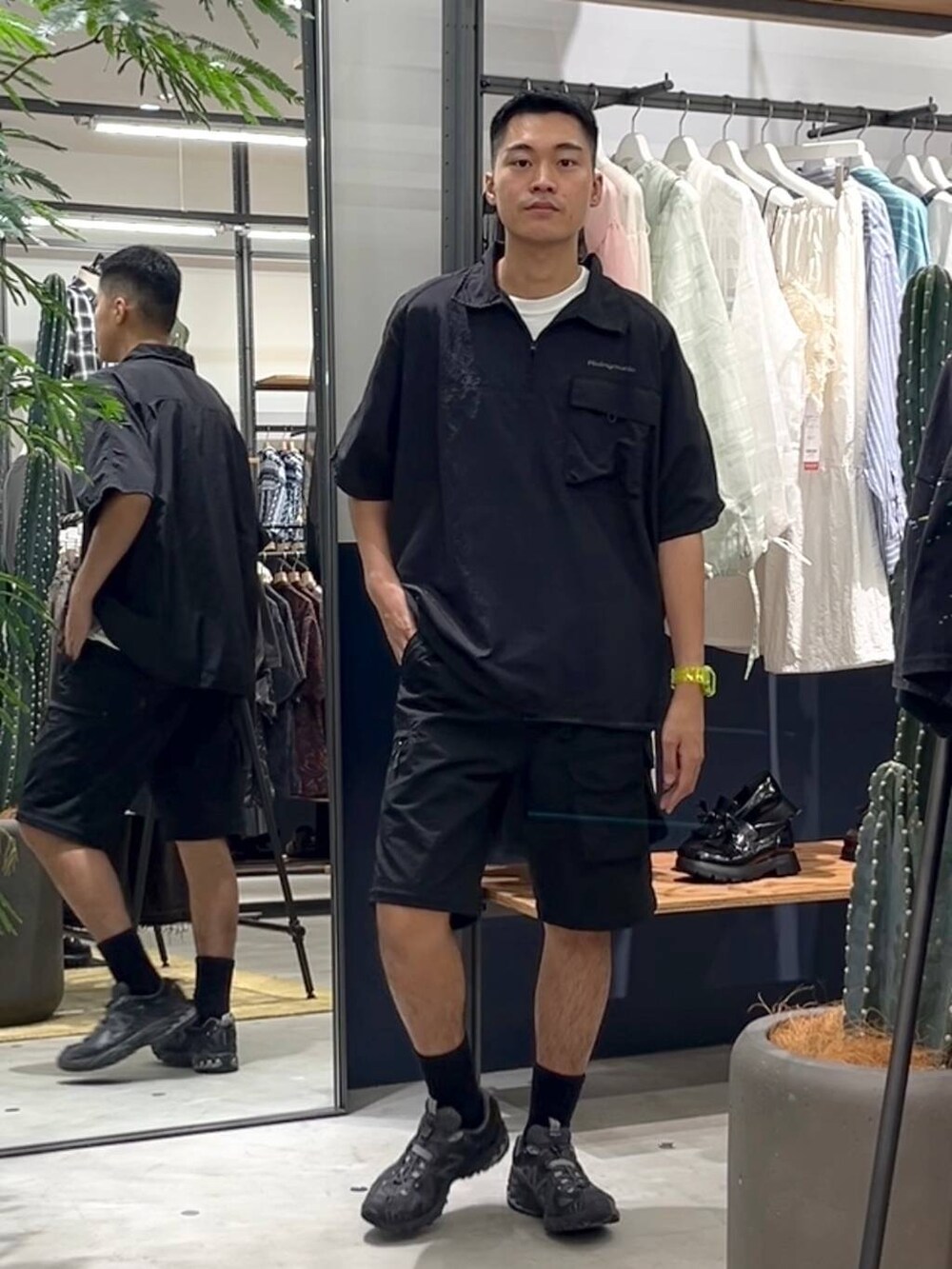 ブラック系のカーゴパンツ、ホワイト系のTシャツ/カットソー、ブラック系のシャツ/ブラウスを着用したメンズの夏コーディネートの4枚目の写真