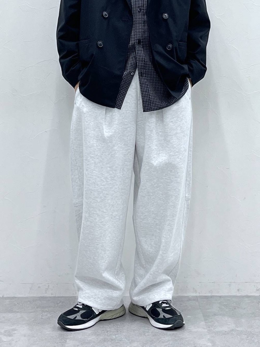 ブラック系のテーラードジャケット、ブラック系のシャツ/ブラウス、グレー系のスウェットパンツを着用したメンズの冬コーディネートの5枚目の写真