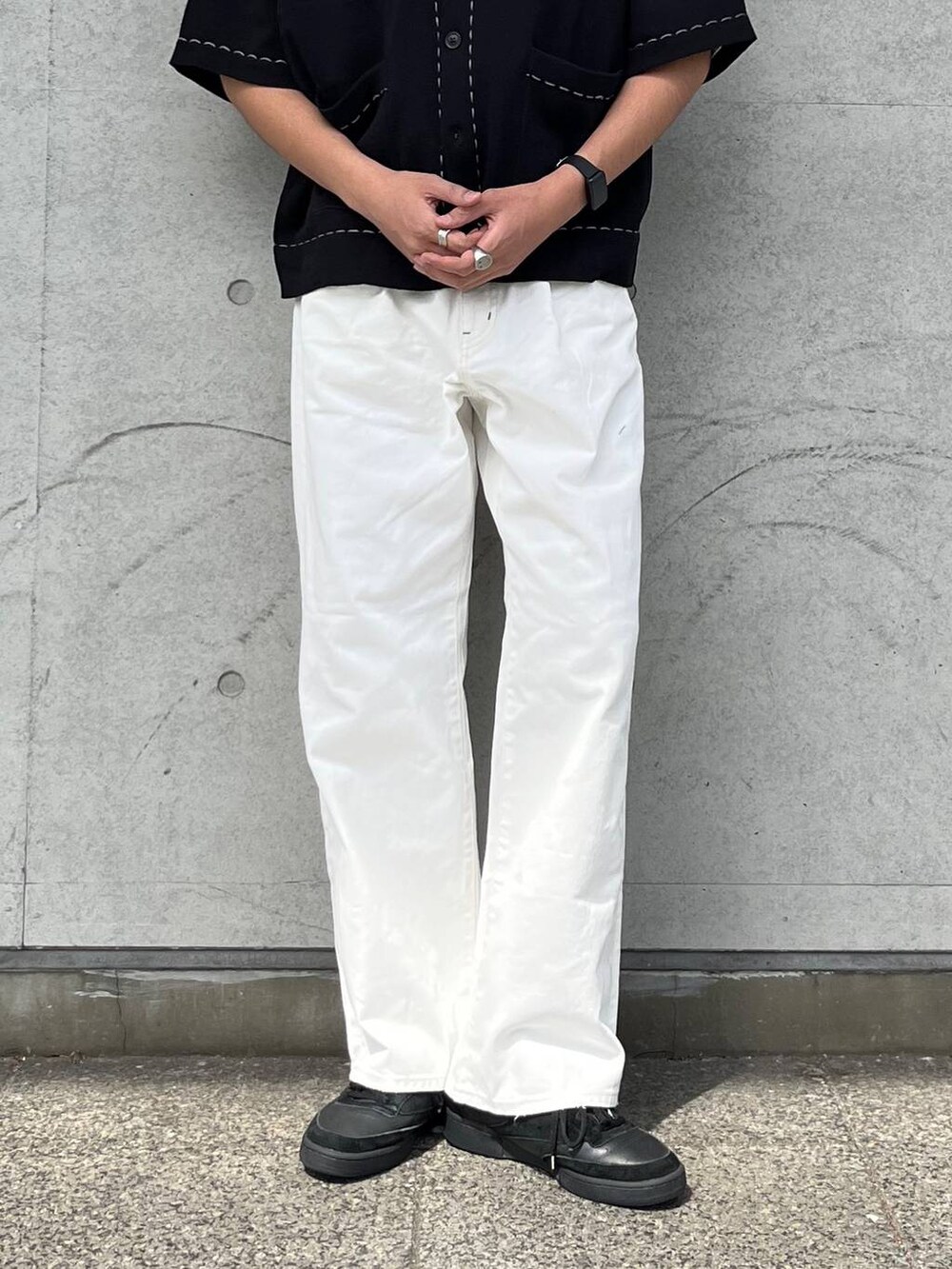 「ストリート、ゆったり、休日コーデ、カジュアル、高触感、シワ軽減、ウォッシャブル、ワイドパンツ、RAGEBLUE、カジュアルコーデ、カーディガン、チェック、シャツ、シャツスタイル、白パンツ」｜「RAGEBLUEのヴィンテージライク/ライトオンスデニムバギーパンツ（デニムパンツ、ホワイト系）」を使った、ゆたろさん（メンズ・180cm）の春コーディネートの3枚目の写真