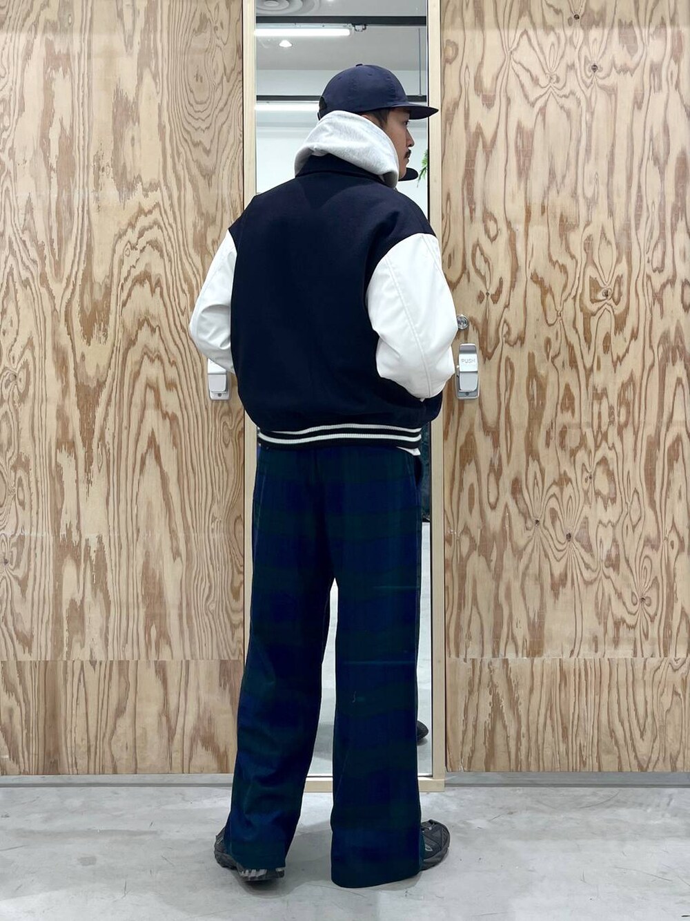 「シワ軽減、ストリート、アウトドア、ゆったり、休日コーデ、カジュアル、高触感、ウォッシャブル、ワイドパンツ、RAGEBLUE、カジュアルコーデ、ブルゾン、パーカー、スウェット、スラックス」｜「RAGEBLUEの【WOOLLYTEC/ウーリーテック】ロゴワッペン/オーバーサイズスタジャン（スタジャン、ブルー系）」を使った、ゆたろさん（メンズ・179cm）の冬コーディネートの3枚目の写真