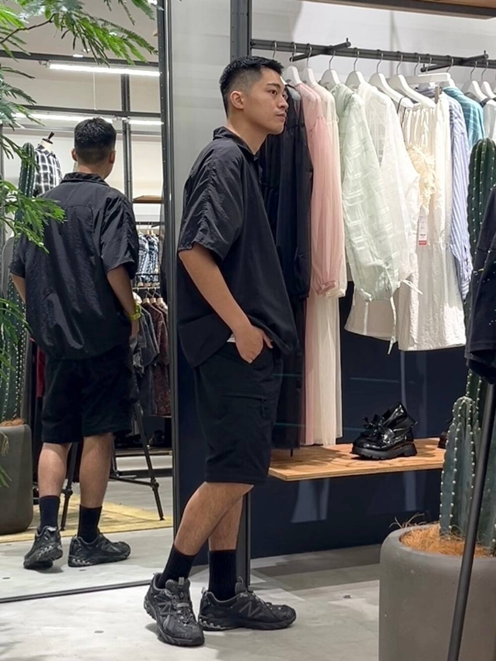 ブラック系のカーゴパンツ、ホワイト系のTシャツ/カットソー、ブラック系のシャツ/ブラウスを着用したメンズの夏コーディネートの2枚目の写真