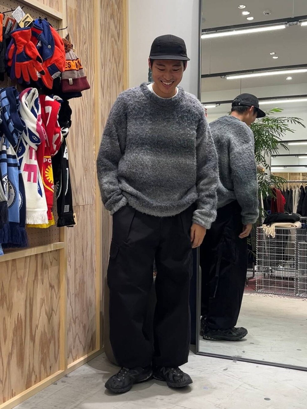 「ストリート、アウトドア、ゆったり、休日コーデ、カジュアル、高触感、シワ軽減、ウォッシャブル、ワイドパンツ、RAGEBLUE、バルーンパンツ_RAGEBLUE、カジュアルコーデ、ニット、ロンT、ユニセックス」｜「RAGEBLUEのM-65 German military wide straight cargo pants/M-65 ストレートジャーマンバギーミリタリーカーゴパンツ（カーゴパンツ、ブラック系）」を使った、ゆたろさん（メンズ・179cm）の秋コーディネートの4枚目の写真