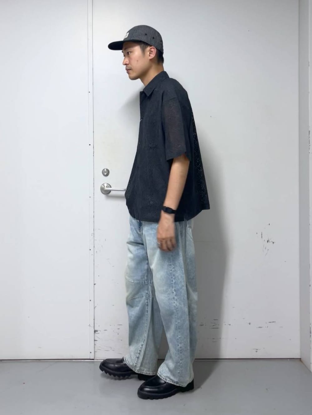 「ストリート、アウトドア、ゆったり、休日コーデ、カジュアル、高触感、シワ軽減、ウォッシャブル、ワイドパンツ、RAGEBLUE、バルーンパンツ_RAGEBLUE、カジュアルコーデ、レースアップシューズ、シャツ、タンクトップ」｜「RAGEBLUEのシンセティックレザー/アソートシャークソールレザードレスシューズ（ドレスシューズ、ブラック系）」を使った、ゆたろさん（メンズ・180cm）の春コーディネートの2枚目の写真