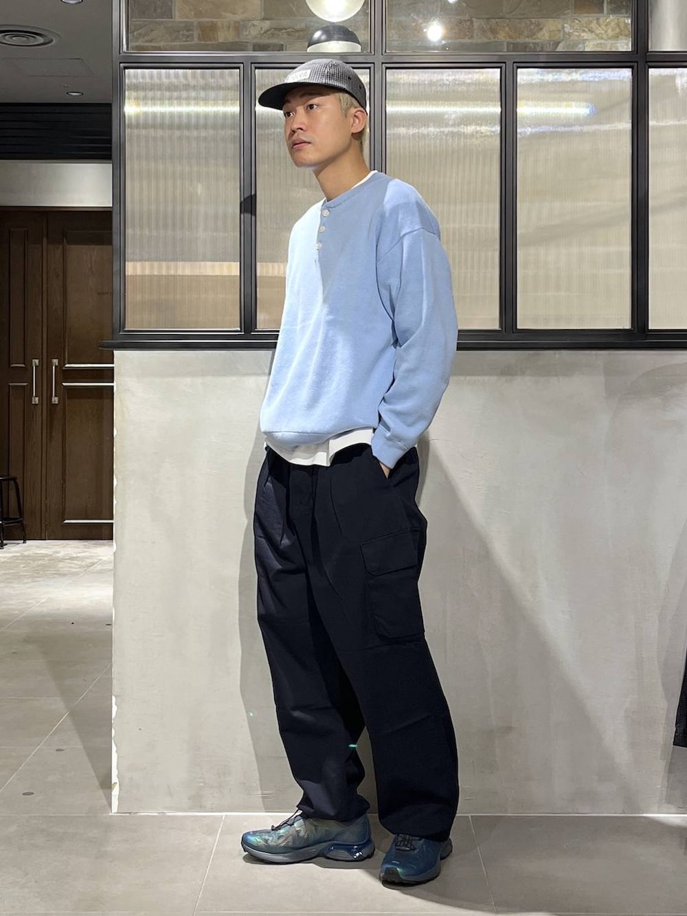 ブルー系のカーゴパンツ、ブルー系のニット/セーター、ホワイト系のTシャツ/カットソーを着用したメンズの冬コーディネートの5枚目の写真