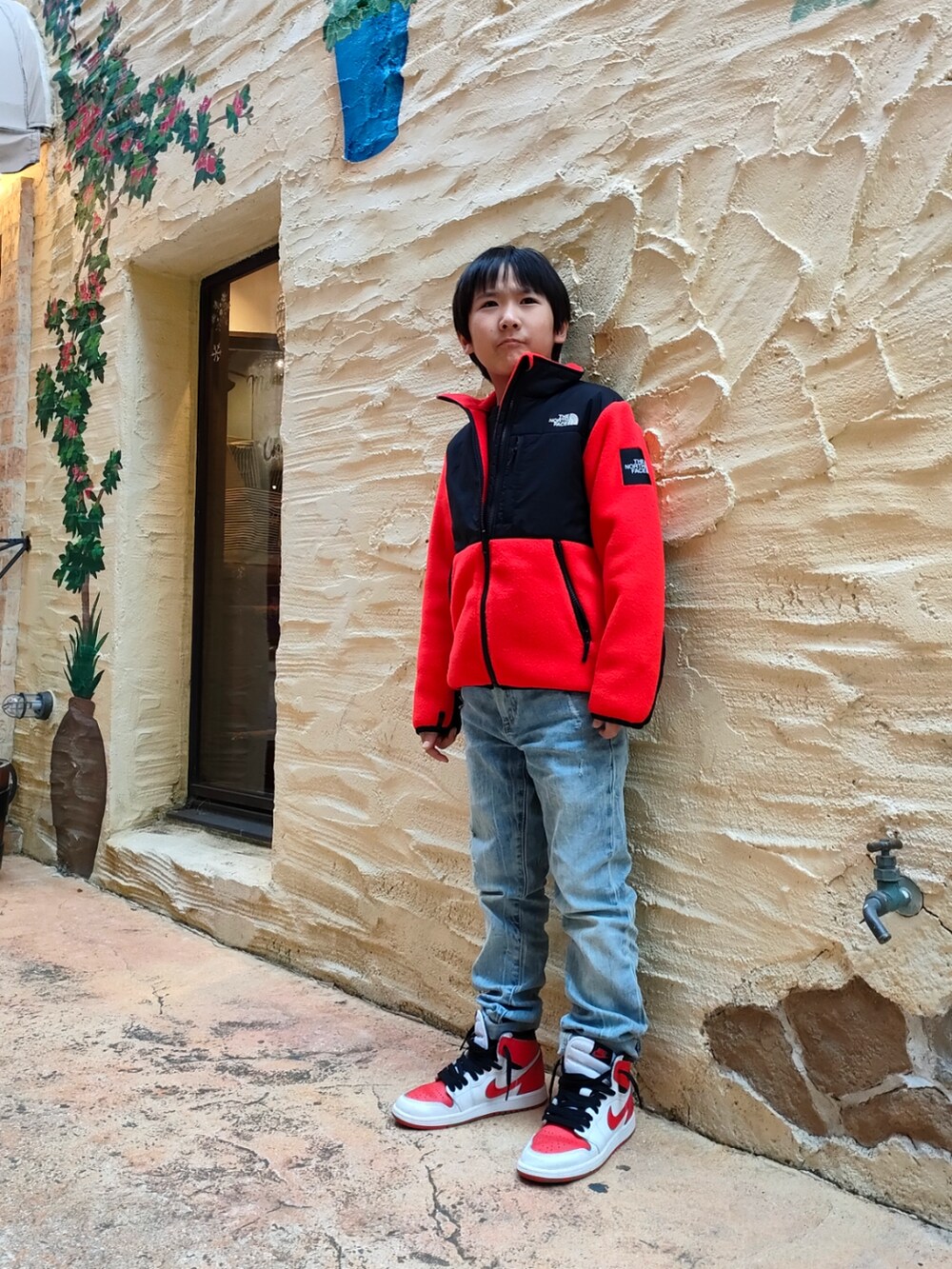 レッド系のその他アウター、レッド系のスニーカーを着用したキッズの冬コーディネートの2枚目の写真