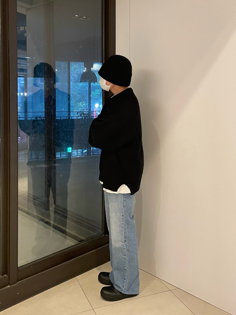 ブルー系のデニムパンツを着用したメンズの春コーディネートの3枚目の写真