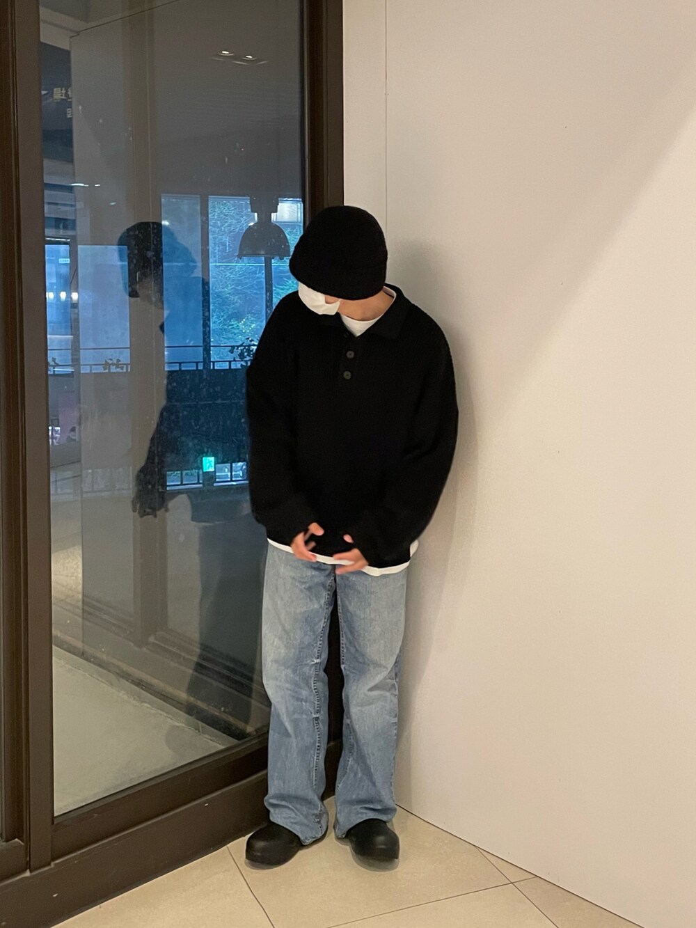 ブルー系のデニムパンツを着用したメンズの春コーディネートの2枚目の写真