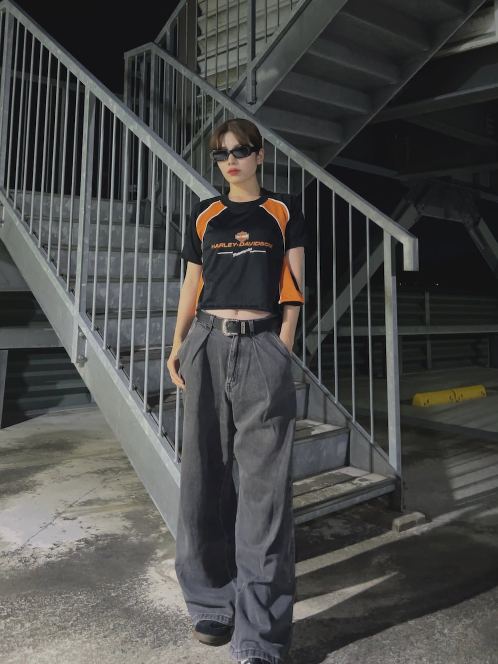 ブラック系のTシャツ/カットソー、ブラック系のスニーカー、グレー系のデニムパンツを着用したレディースの夏コーディネートの4枚目の写真