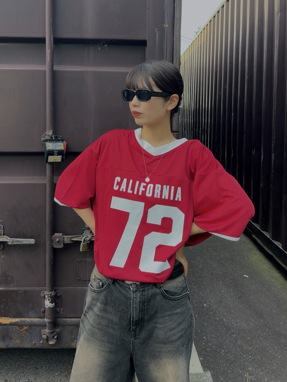 ブラック系のスニーカー、レッド系のTシャツ/カットソーを着用したレディースの夏コーディネートの3枚目の写真