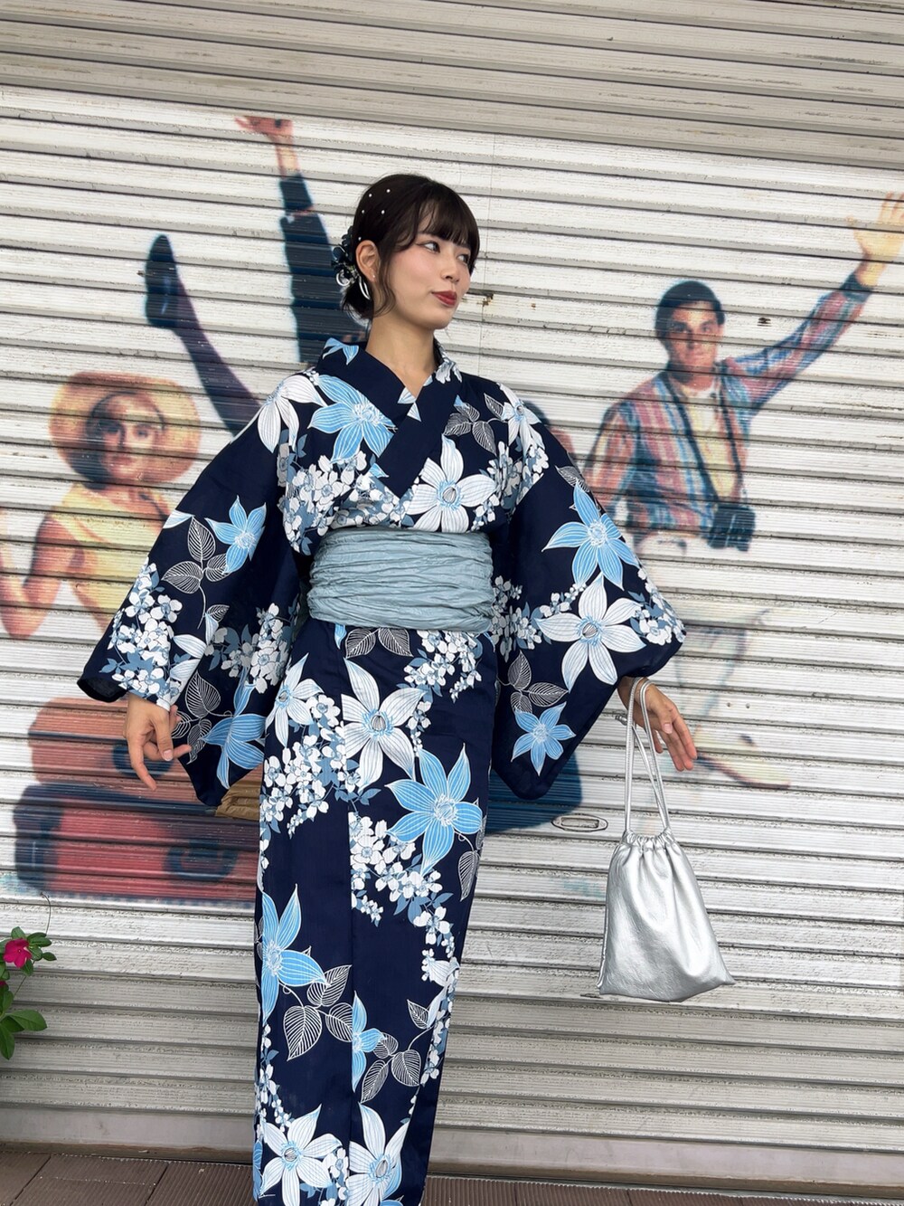 ブルー系の浴衣を着用したレディースの夏コーディネートの3枚目の写真
