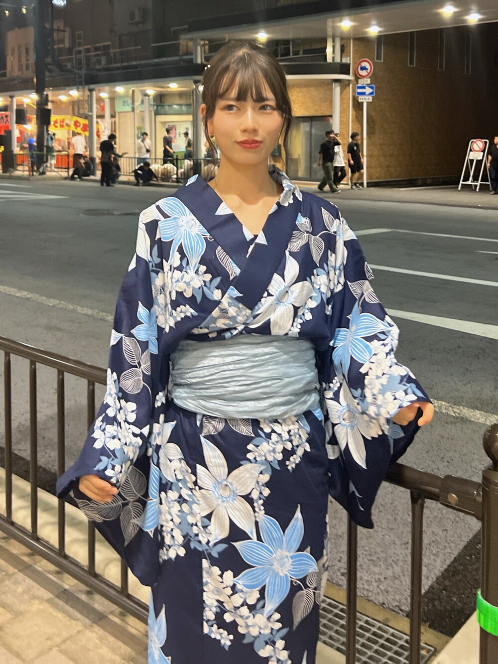 ブルー系の浴衣を着用したレディースの夏コーディネートの2枚目の写真