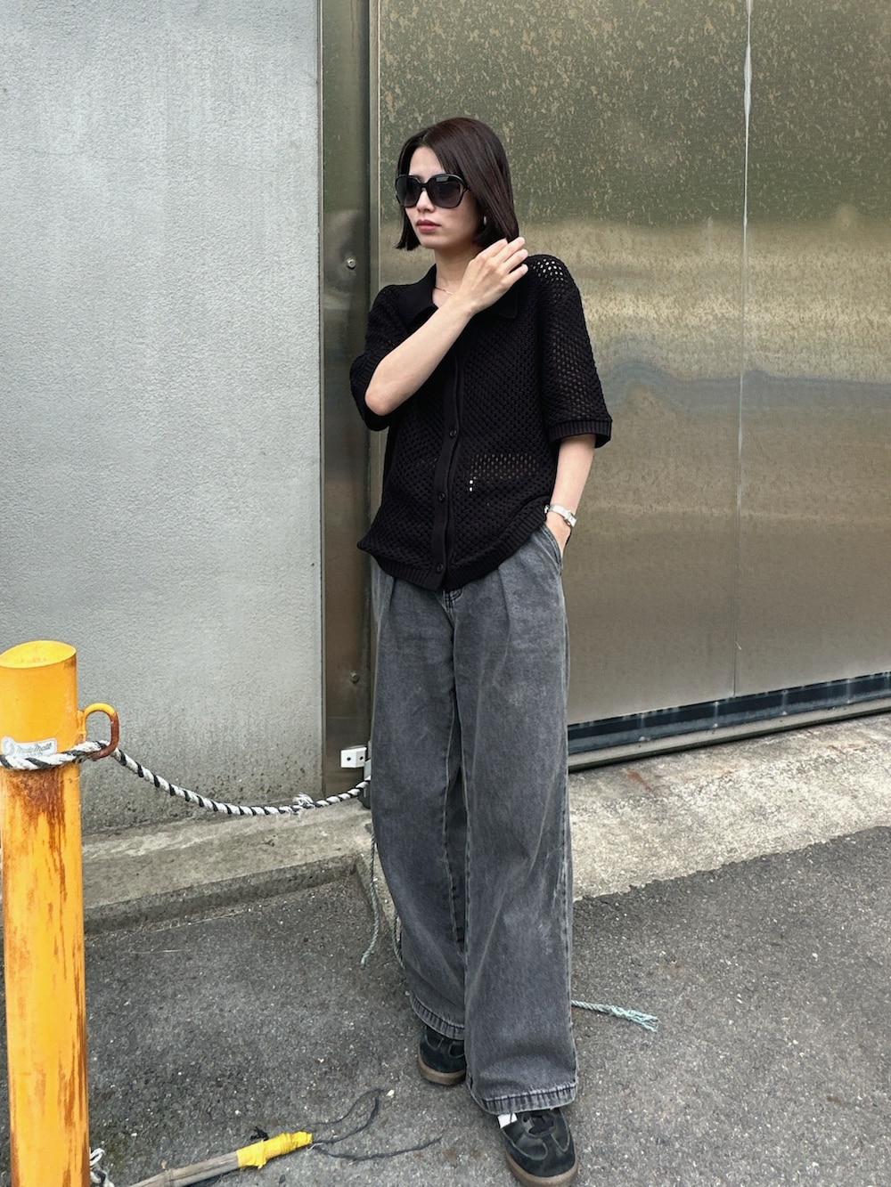 ブラック系のトップス、ブラック系のサングラスを着用したレディースの夏コーディネートの2枚目の写真