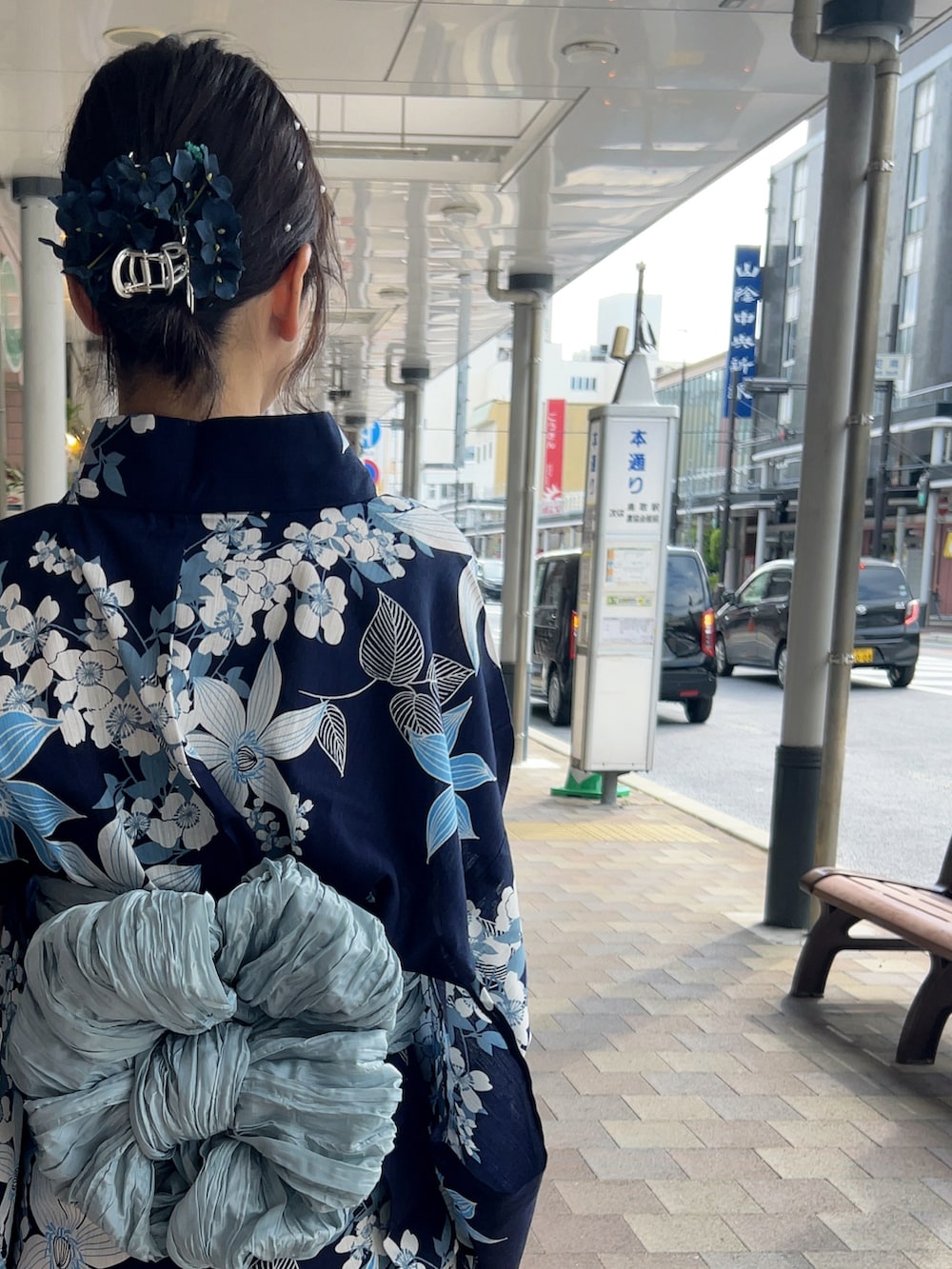 ブルー系の浴衣を着用したレディースの夏コーディネートの5枚目の写真