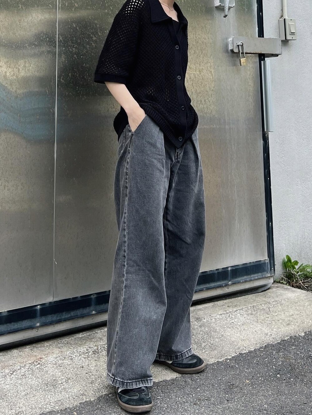 ブラック系のトップス、ブラック系のサングラスを着用したレディースの夏コーディネートの3枚目の写真