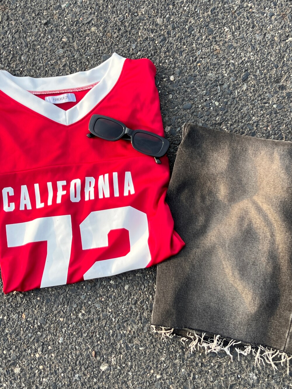 ブラック系のスニーカー、レッド系のTシャツ/カットソーを着用したレディースの夏コーディネートの4枚目の写真