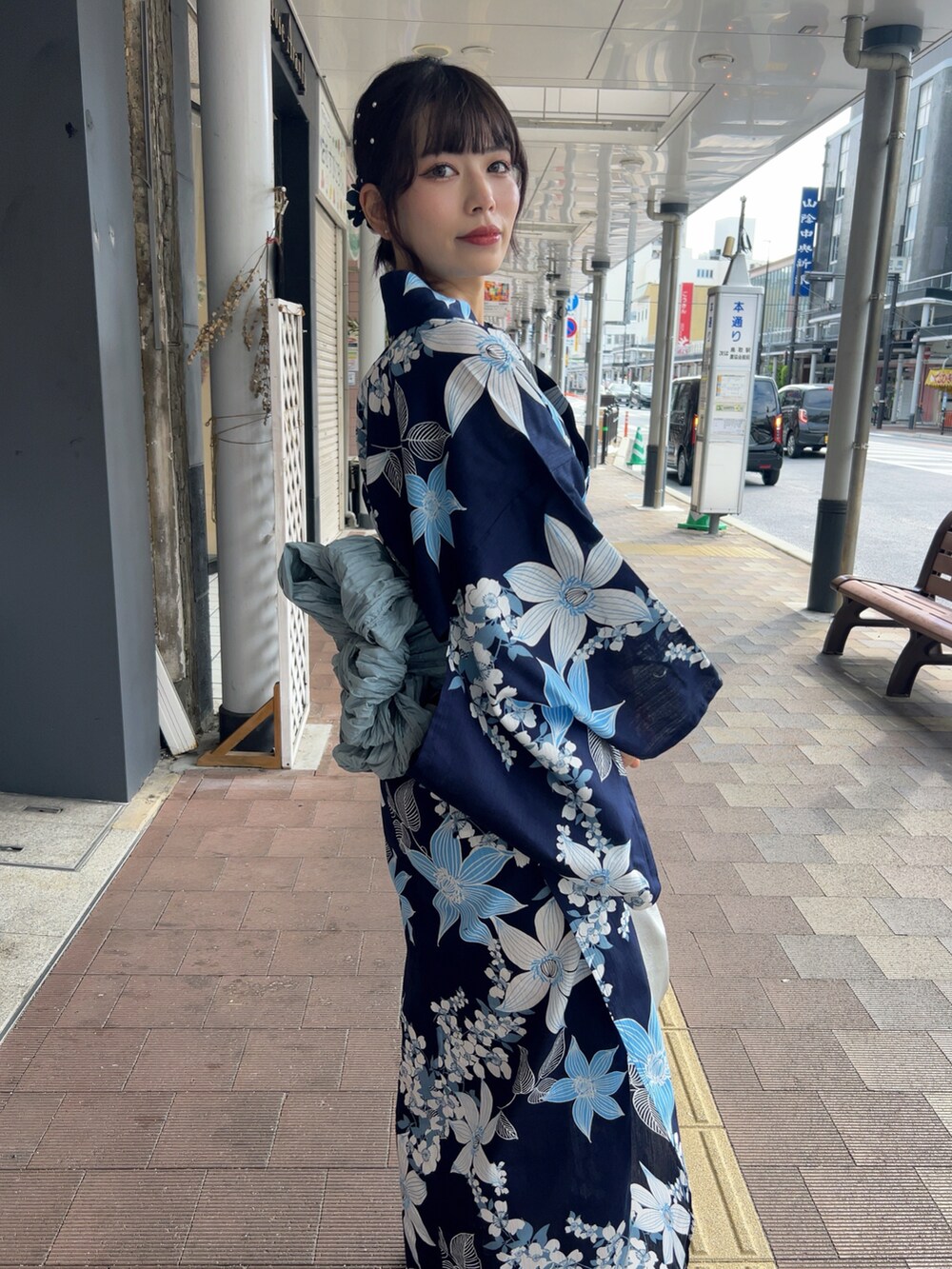 ブルー系の浴衣を着用したレディースの夏コーディネートの4枚目の写真