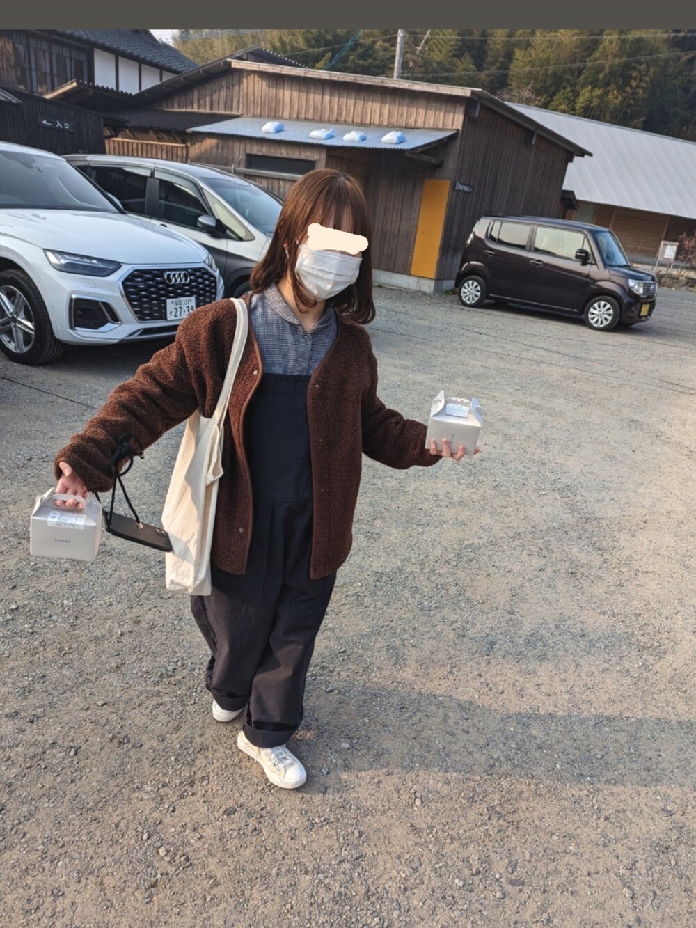 ベージュ系のバッグ、ブラック系のサロペット/オーバーオール、ブラウン系のジャケット/アウターを着用したレディースの冬コーディネートの2枚目の写真