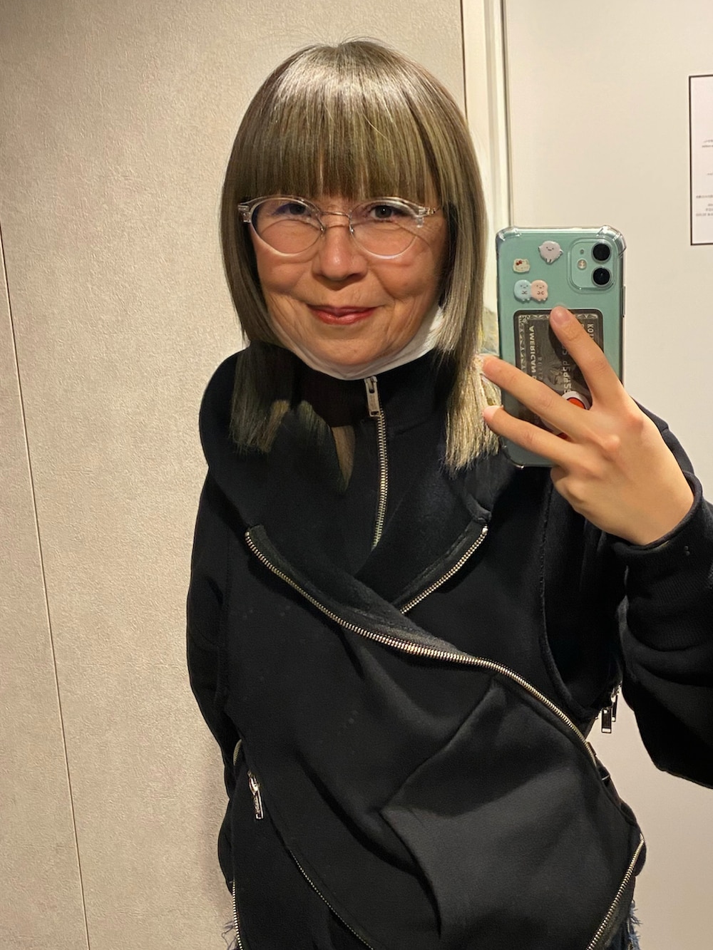 ブラック系のパンツ、ブラック系のパーカー、グリーン系のMA-1を着用したレディースの冬コーディネートの3枚目の写真