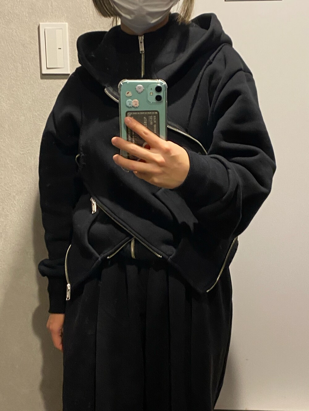 ブラック系のパンツ、ブラック系のパーカー、グリーン系のMA-1を着用したレディースの冬コーディネートの2枚目の写真