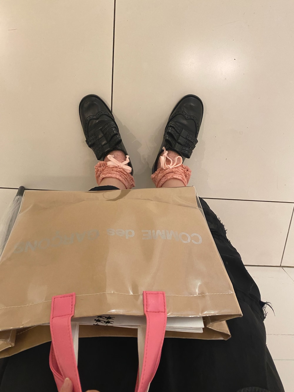 グレー系のジャケット/アウターを着用したレディースの秋コーディネートの2枚目の写真