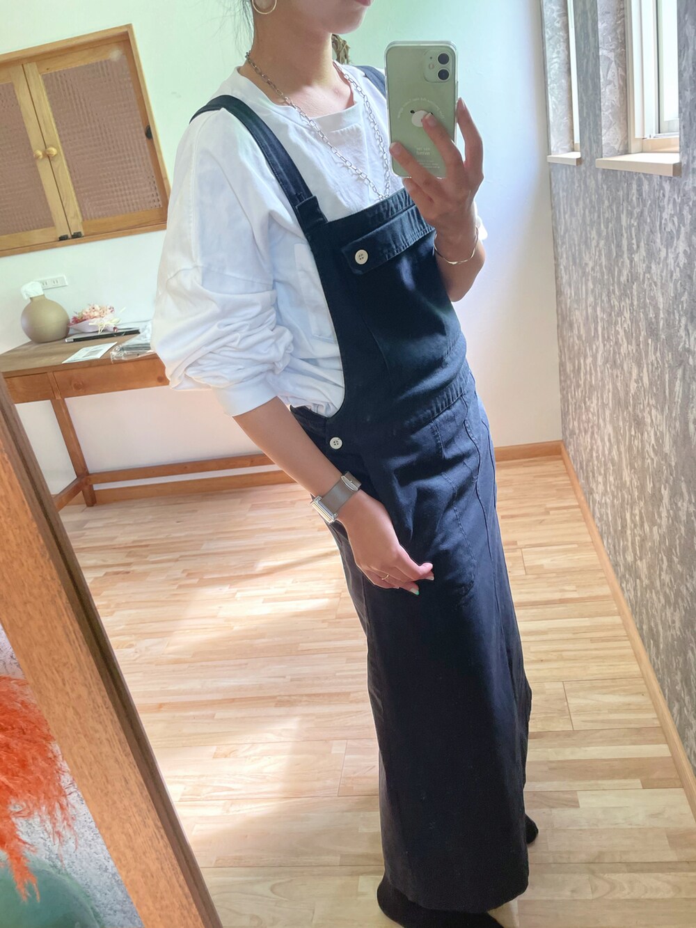 「カジュアルコーデ、大人カジュアル、大人女子、低身長、ラクチンコーデ、モノトーン、ラフ、ワンピース、オーバーオール」｜「khakitoのアイテム（サロペット/オーバーオール、ブラック系）」を使った、wakapiさん（レディース・153cm）の秋コーディネートの2枚目の写真