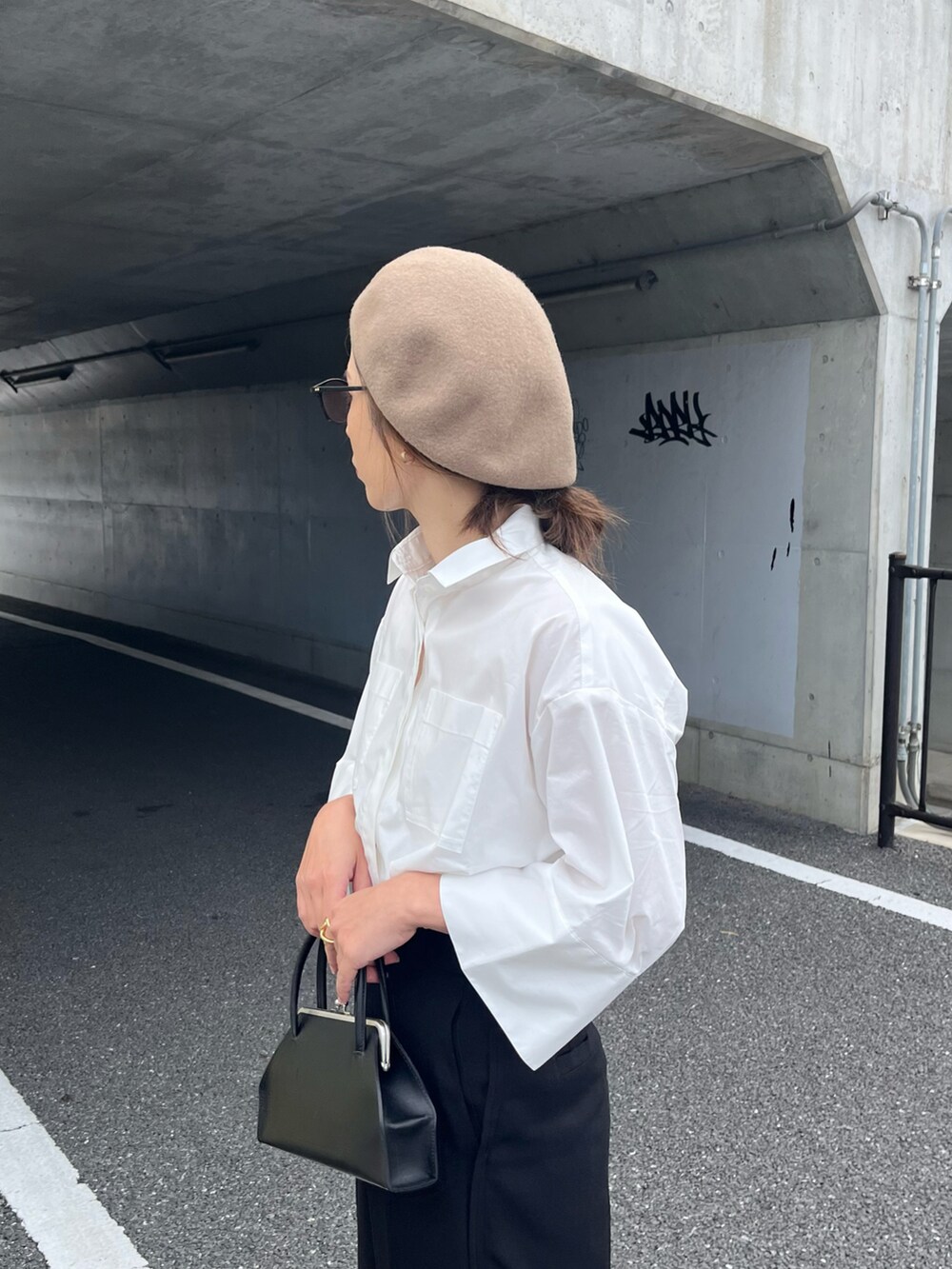 「春夏コーデ、シャツスタイル、今日のコスメと服、ハンドバッグ、モード、休日コーデ、PR」｜「cloencのオーバーサイズシャツ（シャツ/ブラウス、ホワイト系）」を使った、NANAさん（レディース・162cm）の春コーディネートの4枚目の写真